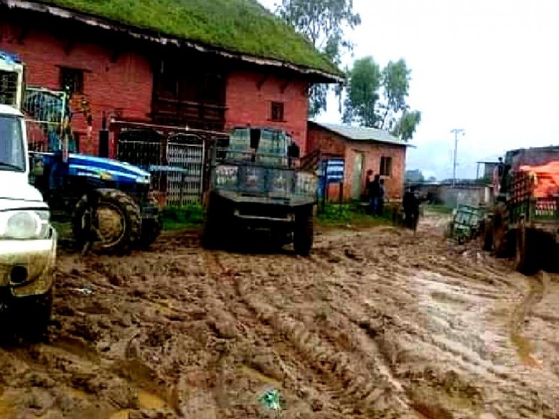 बर्षातले बिग्रिएका सडक पुन : सञ्चालनमा नआउँदा सर्वसाधारण सास्तीमा